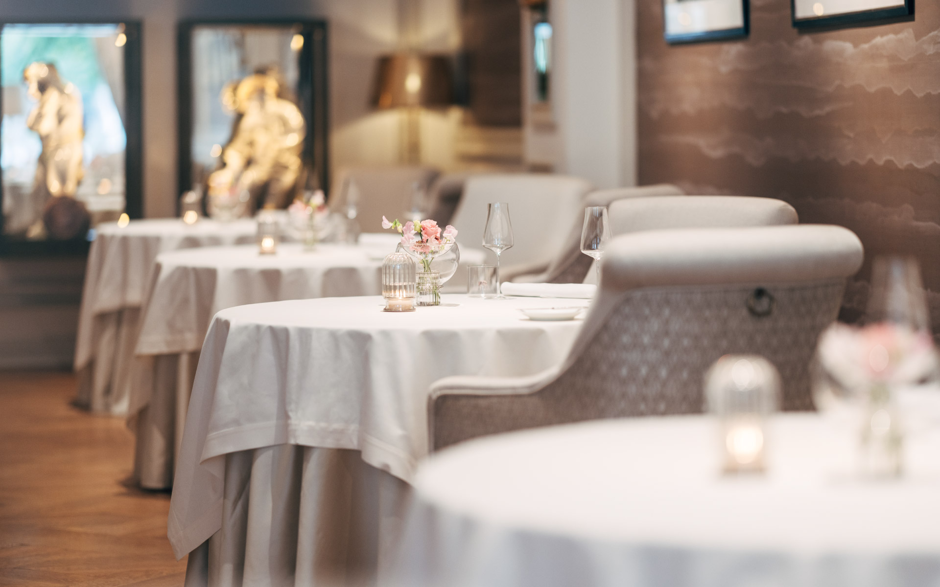 Blick auf die Tische des Gästeraums im Restaurant Haerlin*** mit Tiefenschärfe