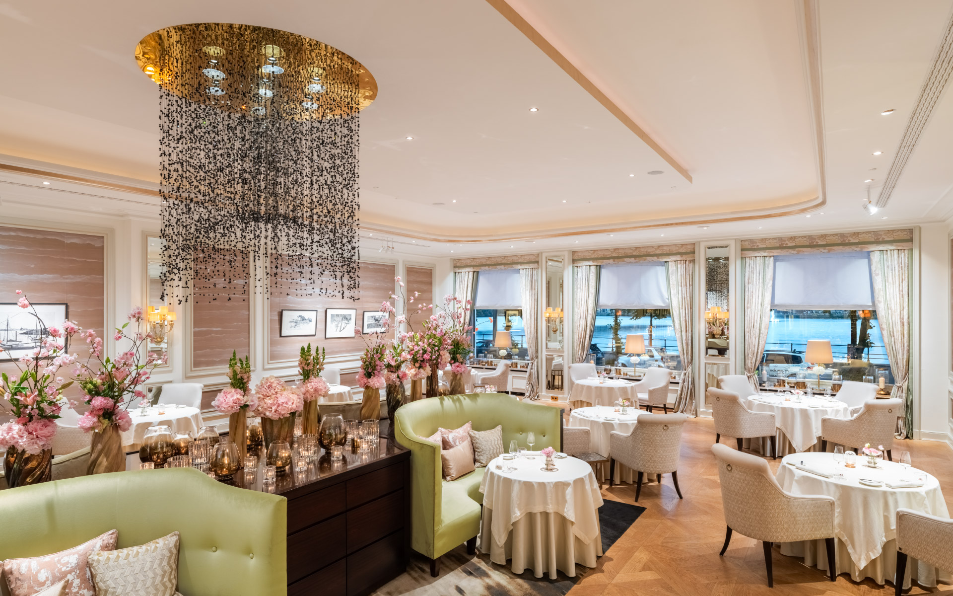 Ansicht auf den Gästeraum des Restaurants Haerlin*** mit großem Kronleuchter