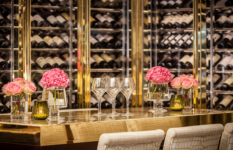 Blick auf den gedeckten Sommelierstisch im Restaurant Haerlin*** vor der Glaswand mit gelagerten Weinen