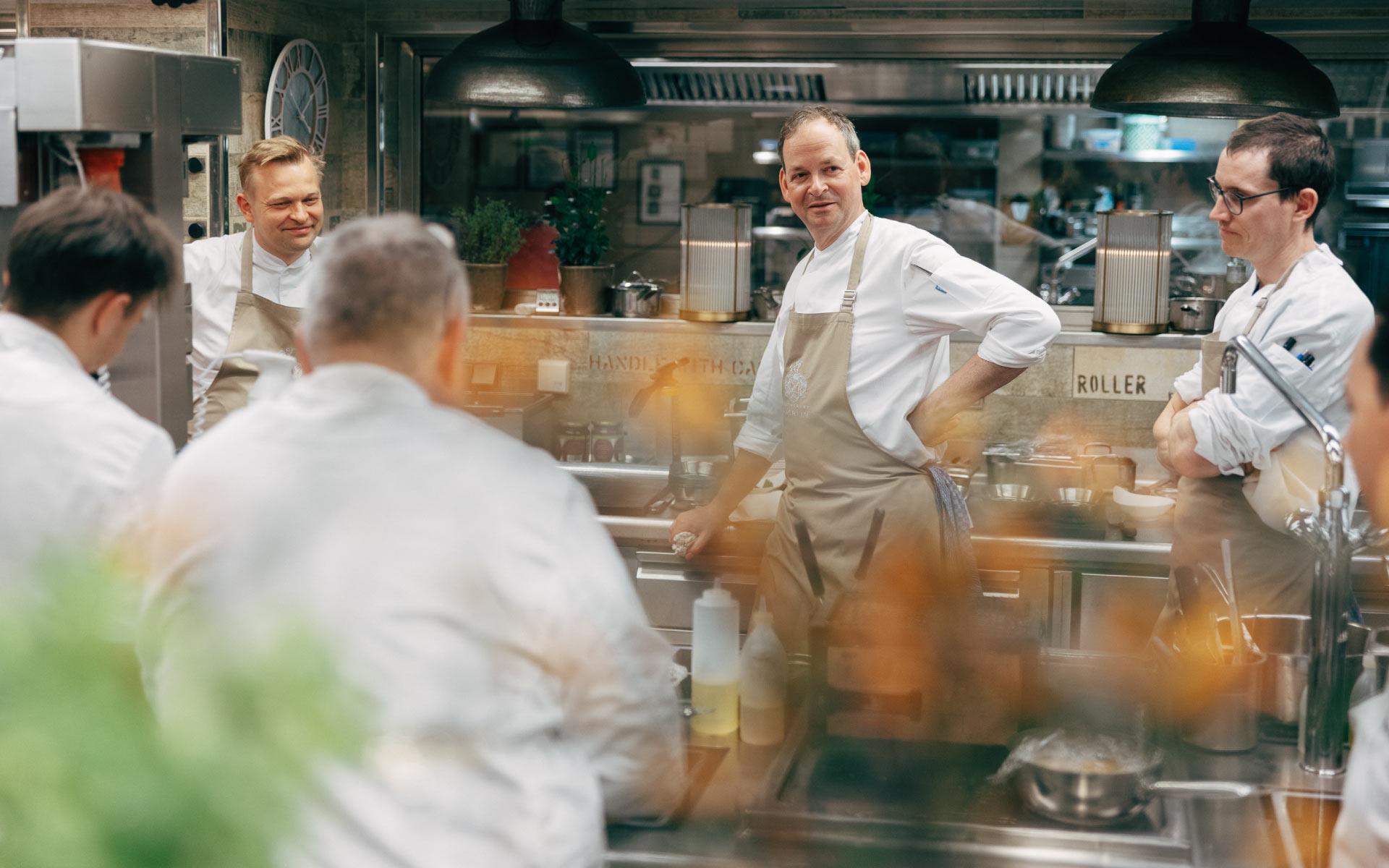 Executive Chef Christoph Rüffer in der Küche mit seinem Team